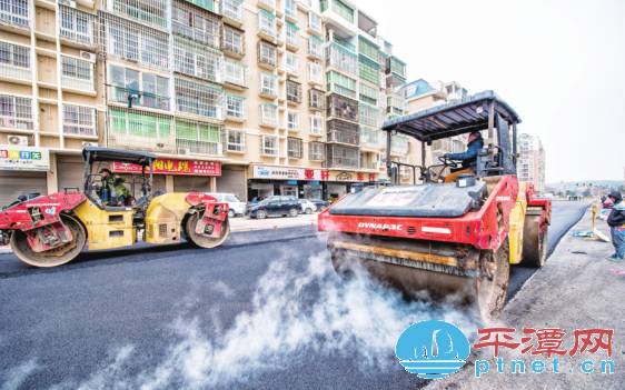 平潭翠园南路至万宝路连接线工程东段开始摊铺第三层沥青